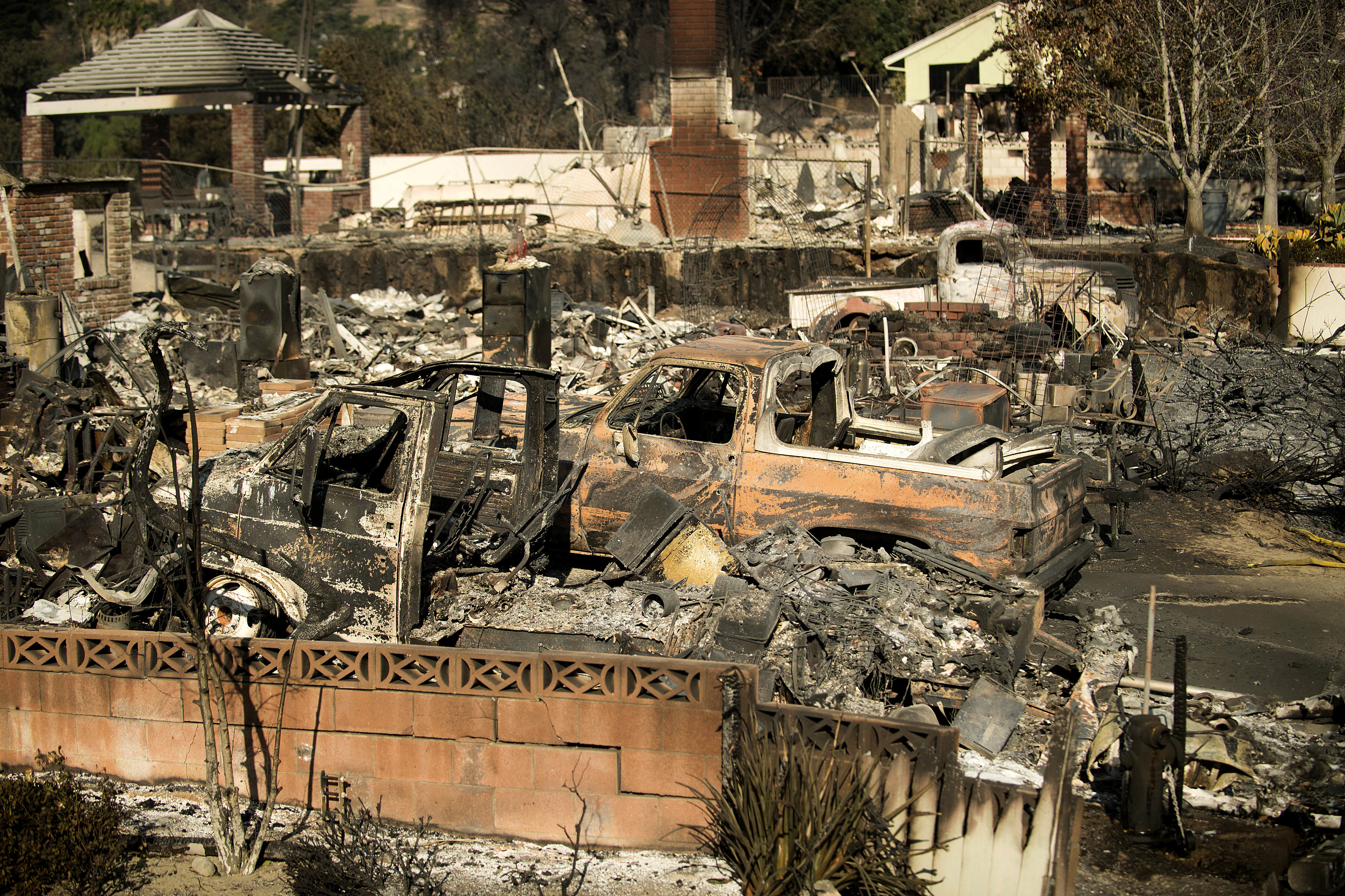 Ventura County, California wildfire Thomas Fire grows to 90K acres